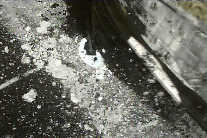 Foto yang dirilis Institut Antariksa dan Ilmu Astronautika (ISAS) Badan Eksplorasi Luar Angkasa Jepang (JAXA) pada Kamis, 11 Juli 2019 menunjukkan empat detik setelah pesawat luar angkasa Hayabusa2 mendarat di asteroid Ryugu.