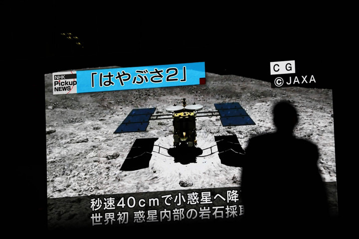Serpihan itu harus bersifat istimewa, bukan sembarang batu ruang angkasa, tetapi bahan murni dari bawah permukaan asteroid dengan pembentukan kawah. Karena Ryugu tidak memiliki atmosfer atau medan magnet, permukaannya mudah terpapar pada smeua bahaya ruang. Sinar kosmik dan partikel bermuatan angin matahari yang mengalir dari matahari, menghantam Ryugu, mengubahnya di bagian luar.