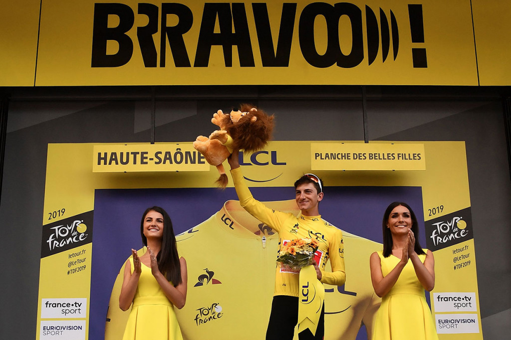 Meski gagal memenangi etape keenam Tour de France, pembalap sepeda Italia Giulio Ciccone berhasil mengambil alih jersey kuning dari pembalap Prancis, Julian Alaphilippe. Ciccone berada enam detik di atas Alaphilippe dalam klasemen keseluruhan setelah Alaphilippe yang memperkuat tim Deceuninck-Quick Step finis urutan enam pada etape keenam.