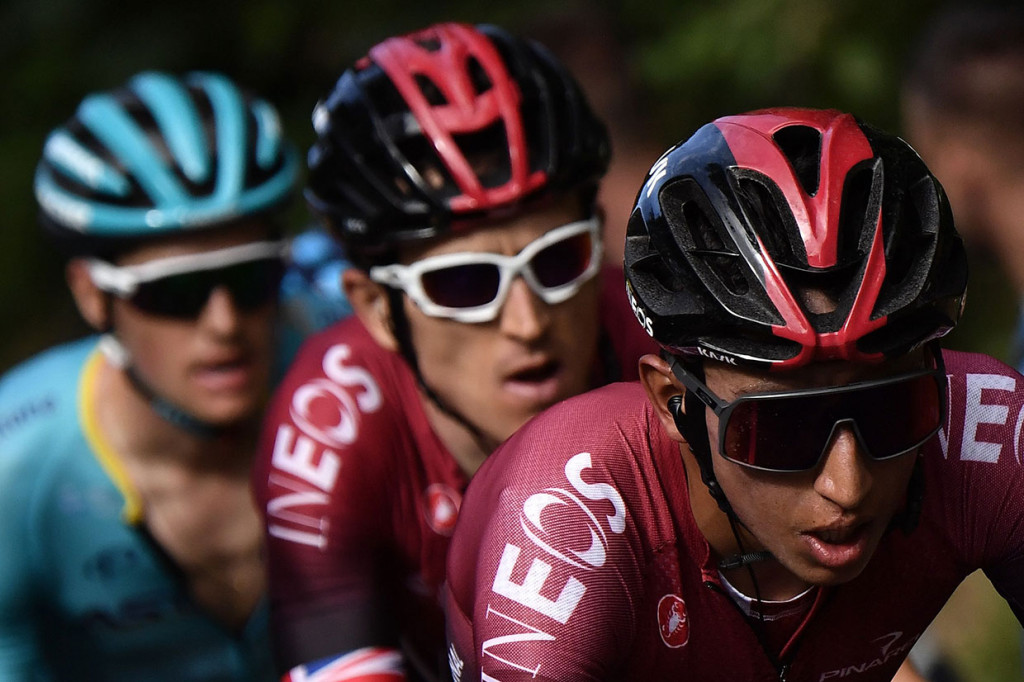 Sementara itu, rekan satu tim Thomas di Ineos, Egan Bernal (kanan) yang sebelumnya dijagokan, harus berakhir pada posisi ke-12 dengan selisih waktu sembilan detik di belakang Briton.
