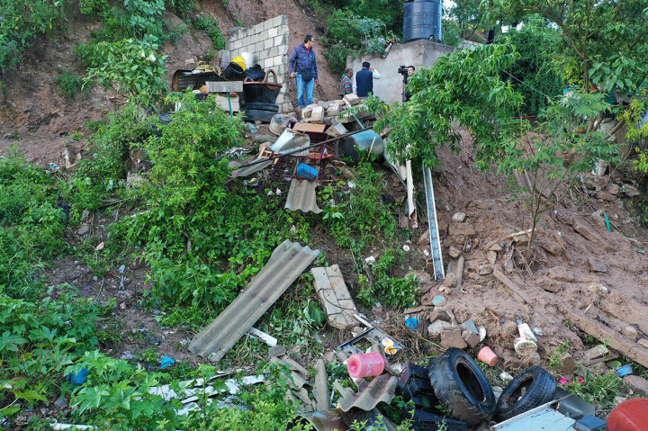 Sedikitnya tujuh orang tewas termasuk empat anak-anak akibat longsor yang terjadi pada Rabu, 10 Juli malam tersebut.