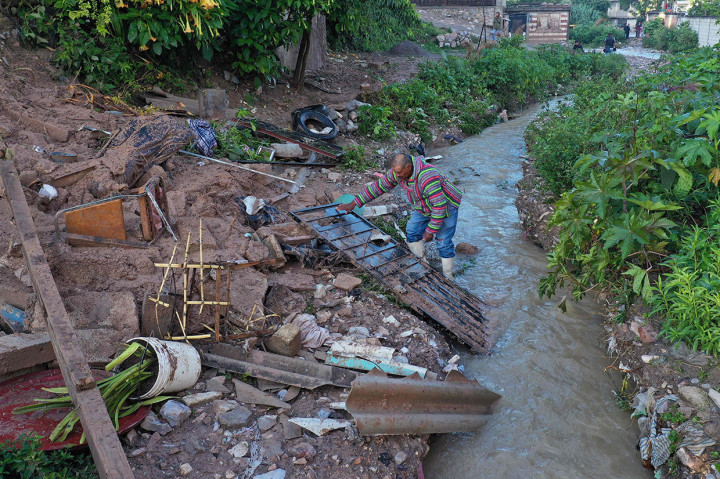 Longsor terjadi setelah wilayah tersebut dilanda hujan deras pada Rabu malam.