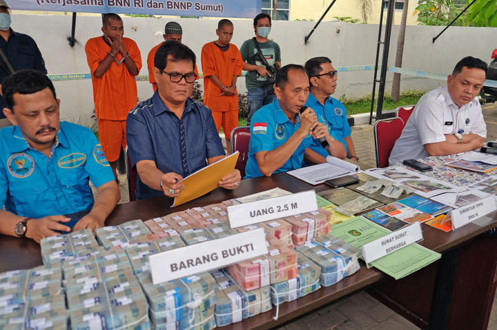 Direktur Tindak Pidana Pencucian Uang (TPPU) Badan Narkotika Nasional (BNN) Brigjen Pol Bahagia Dachi (tengah), Kepala Biro Humas BNN Brigjen Sulistyo Pudjo Hartono (kanan) beserta jajaran, dan Kepala BNN Provinsi Sumut Brigjen Pol Atrial (kedua kanan) serta Direktur Direktorat Reserse Narkoba Polda Sumut Kombes Hendri Marpaung (kedua kiri) memberi keterangan kepada wartawan terkait kasus TPPU, di Medan, Sumatera Utara, Jumat, 12 Juli 2019. Antara Foto/Irsan Mulyadi