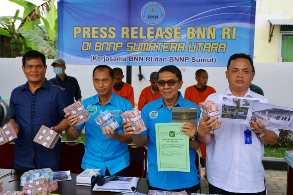 BNN bersama Polda Sumut berhasil mengungkap kasus TPPU hasil peredaran narkoba serta menangkap tiga orang tersangka yakni ayah, anak, dan menantu dengan barang bukti uang tunai dan aset lainnya senilai Rp5 Miliar. MI/Akhmad Safuan