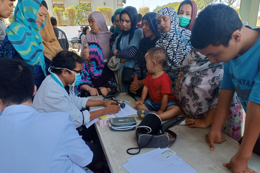 Para pencari suaka yang ditampung di bekas Kodim Kalideres mendapatkan layanan kesehatan gratis dari Puskesmas Kalideres. Mayoritas antrean tampak ibu-ibu, anak-anak serta warga lanjut usia.    Pengobatan gratis ini diberikan Pemerintah DKI Jakarta sebagai wujud rasa kemanusiaan terhadap kondisi pengungsi suaka yang terdampak konflik perang, sehingga tidak bisa kembali ke negara asal mereka.  