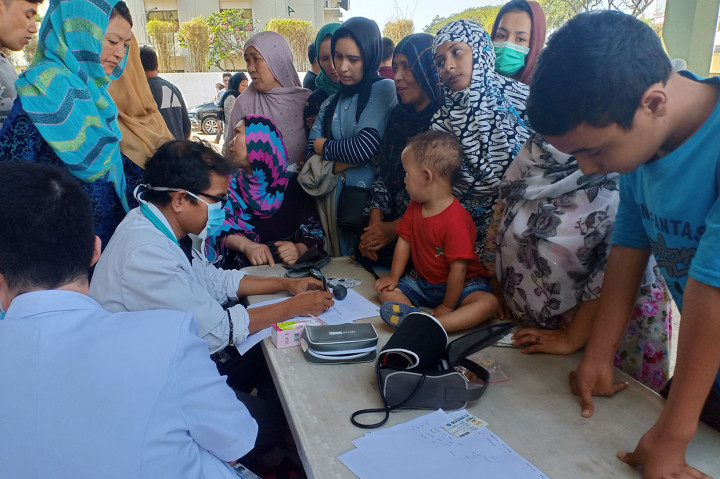 Para pencari suaka yang ditampung di bekas Kodim Kalideres mendapatkan layanan kesehatan gratis dari Puskesmas Kalideres. Mayoritas antrean tampak ibu-ibu, anak-anak serta warga lanjut usia.    Pengobatan gratis ini diberikan Pemerintah DKI Jakarta sebagai wujud rasa kemanusiaan terhadap kondisi pengungsi suaka yang terdampak konflik perang, sehingga tidak bisa kembali ke negara asal mereka.  