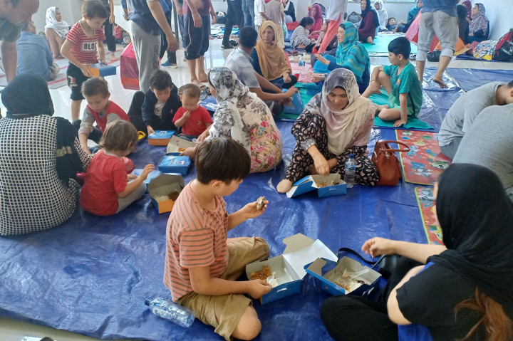 Selain pengobatan gratis, Dinsos DKI Jakarta juga memberikan makanan-minuman, air bersih, listrik dan penampungan sementara. Pemberian bantuan makanan tersebut terkait dengan masalah kemanusiaan.