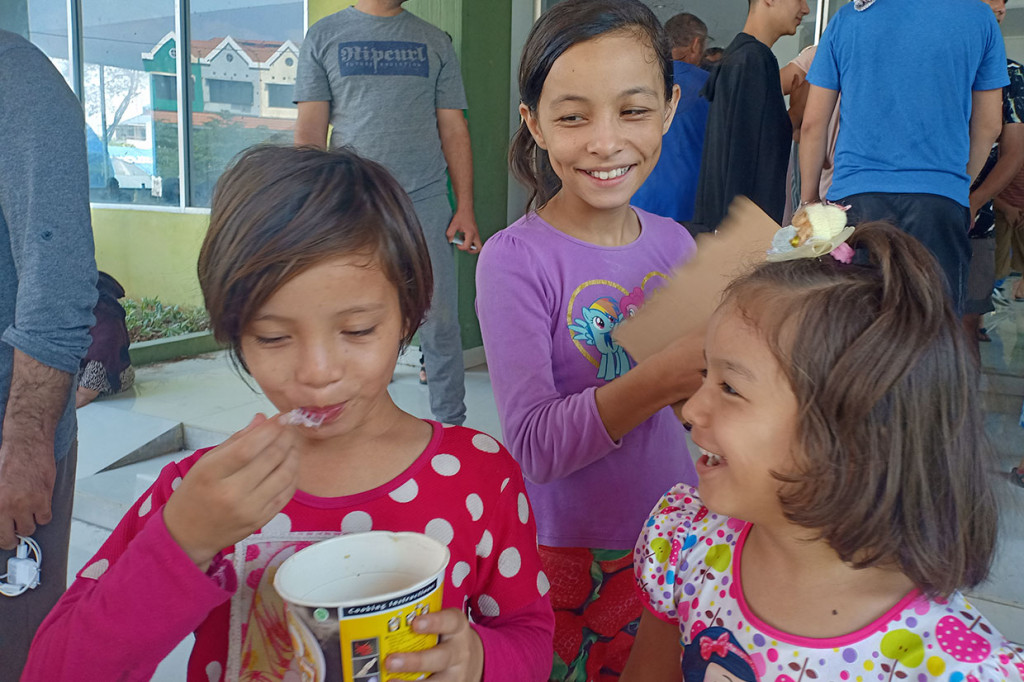 Senyum anak-anak pencari suaka di penampungan sementara gedung bekas Komando Militer (Kodim) Kalideres, Jakarta Barat.