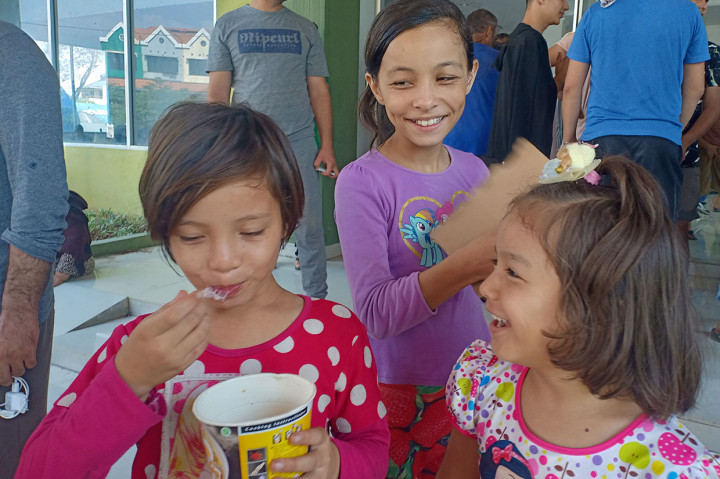 Senyum anak-anak pencari suaka di penampungan sementara gedung bekas Komando Militer (Kodim) Kalideres, Jakarta Barat.