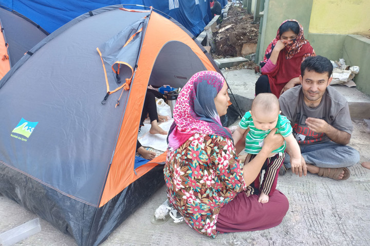 Aktivitas para pencari suaka di penampungan sementara gedung bekas Komando Militer (Kodim) Kalideres, Jakarta Barat.