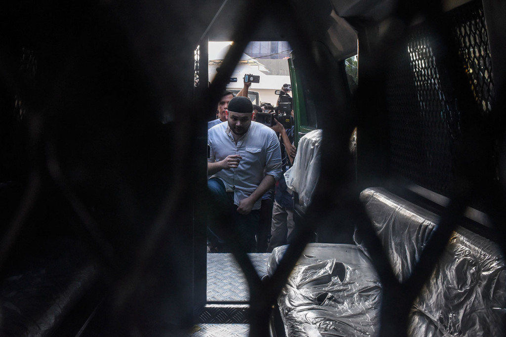 Terpidana kasus kepemilikan narkoba, Muhammad Ridho atau Ridho Rhoma memasuki mobil tahanan usai memenuhi panggilan Kejaksaan Tinggi Jakarta Barat, Jumat, 12 Juli 2019. 