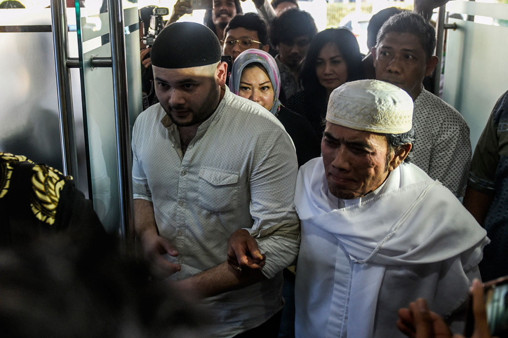 Sebelumnya, Ridho datang bersama sang ayah, Rhoma Irama, sekitar pukul 14.50 WIB ke Kejaksaan Negeri Jakarta Barat, setelah sebelumnya bertemu dengan Wali Kota Jakarta Barat Anas Effendi. 