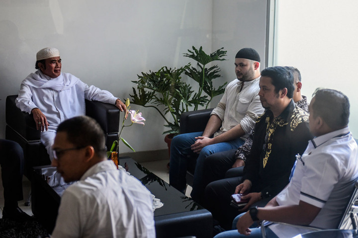 Ridho Rhoma bersama ayahnya Rhoma Irama melakukan pertemuan dengan pihak Kejaksaan Tinggi Jakarta Barat.