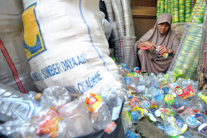 Pemulung Maryani, 64, memilah bekas minuman kemasan plastik yang dikumpulkannya untuk dijual di Kampung Pulo Geulis RT 02/04, Kelurahan Babakan Pasar, Kota Bogor, Jawa Barat, Jumat, 12 Juli 2019. 
