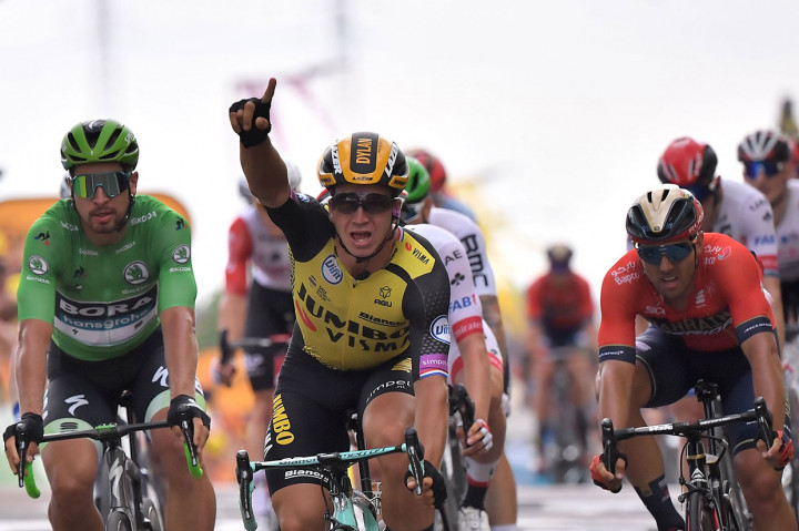 Pembalap asal Belanda Dylan Groenewegen melakukan selebrasi usai menjadi yang tercepat pada etape ketujuh Tour de France 2019 dengan lintasan datar yang menempuh jarak 230 km dari Belfort menuju Chalon sur Saone, Jumat, 12 Juli 2019 waktu setempat.