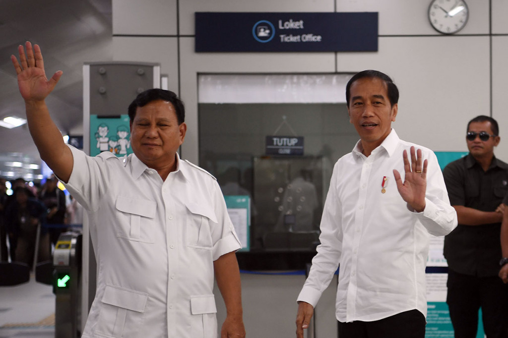Calon presiden terpilih Joko Widodo dan calon presiden nomor urut 02 Prabowo Subianto melambaikan tangan saat tiba di stasiun Moda Raya Terpadu (MRT) Lebak Bulus Jakarta Selatan, Sabtu, 13 Juli 2019. Keduanya bertemu dan berjabatan tangan sekitar pukul 10.00 WIB, kemudian naik MRT menuju Stasiun Senayan, Jakarta Selatan.