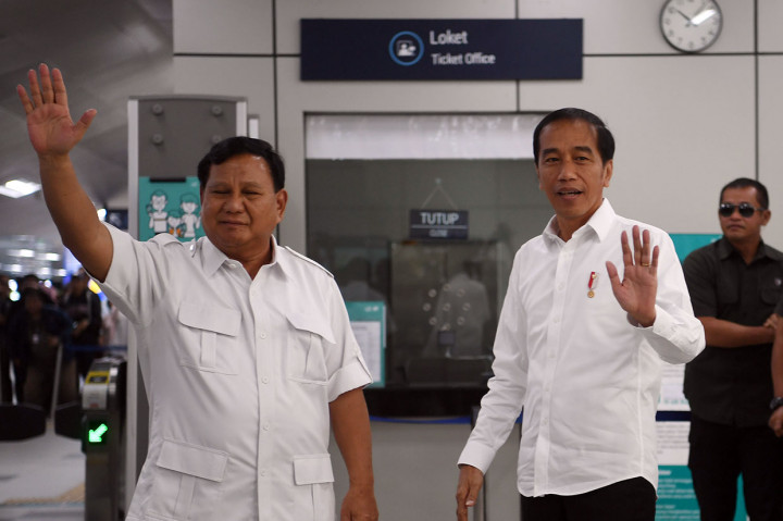 Calon presiden terpilih Joko Widodo dan calon presiden nomor urut 02 Prabowo Subianto melambaikan tangan saat tiba di stasiun Moda Raya Terpadu (MRT) Lebak Bulus Jakarta Selatan, Sabtu, 13 Juli 2019. Keduanya bertemu dan berjabatan tangan sekitar pukul 10.00 WIB, kemudian naik MRT menuju Stasiun Senayan, Jakarta Selatan.