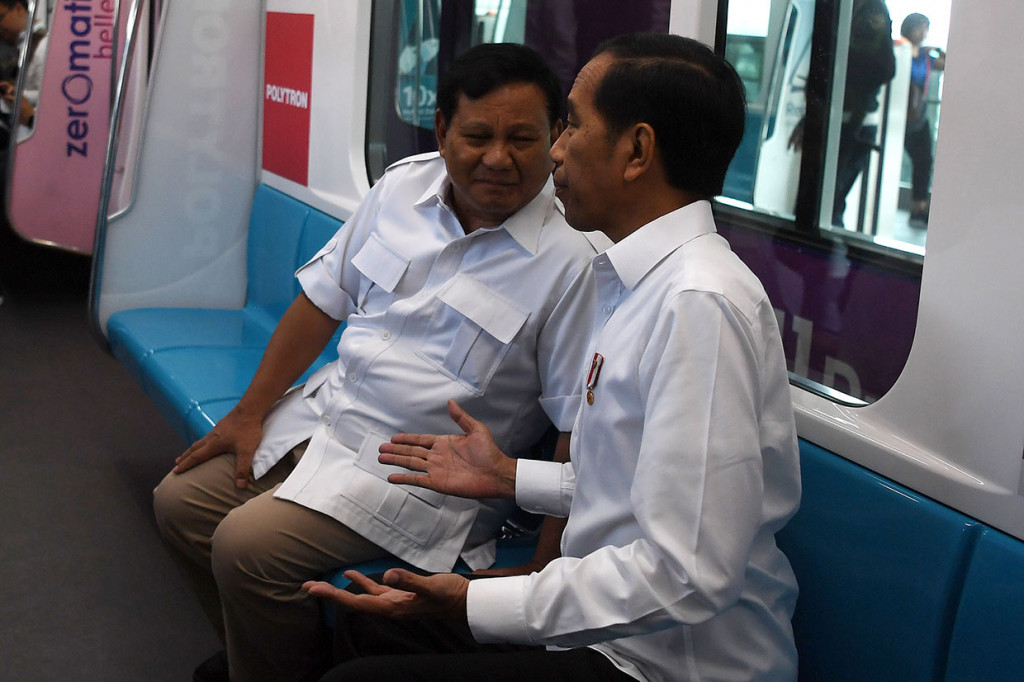 Jokowi berbincang-bincang santai bersama Prabowo Subianto di atas MRT menuju Stasiun Senayan, Jakarta Selatan. Keduanya direncanakan santap siang di salah satu restoran di mall di daerah Senayan.