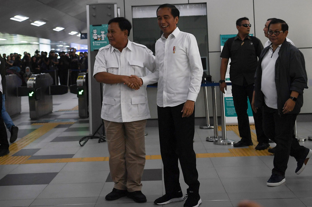 Presiden terpilih Joko Widodo dan calon presiden Prabowo Subianto berjabat tangan saat bertemu untuk pertama kalinya pasca-Pilpres 2019, di Stasiun MRT Lebak Bulus, Jakarta Selatan, Sabtu, 13 Juli 2019. Pertemuan keduanya berlangsung akrab dan cair. Antara Foto/Wahyu Putro A