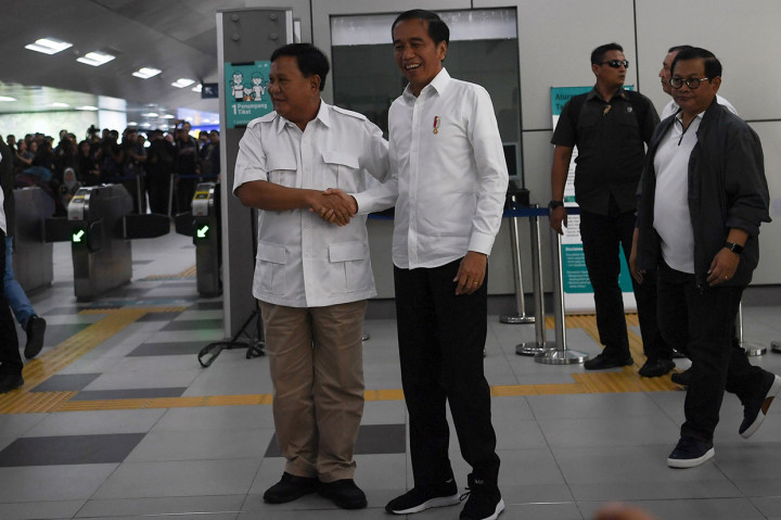 Presiden terpilih Joko Widodo dan calon presiden Prabowo Subianto berjabat tangan saat bertemu untuk pertama kalinya pasca-Pilpres 2019, di Stasiun MRT Lebak Bulus, Jakarta Selatan, Sabtu, 13 Juli 2019. Pertemuan keduanya berlangsung akrab dan cair. Antara Foto/Wahyu Putro A