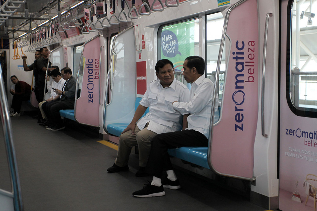 Kedua tokoh bangsa tersebut kemudian naik MRT menuju Stasiun Senayan, Jakarta Selatan. Di sepanjang perjalanan Jokowi dan Prabowo nampak berbincang-bincang santai yang diselingi canda dan tawa. Antara Foto/Wahyu Putro A
