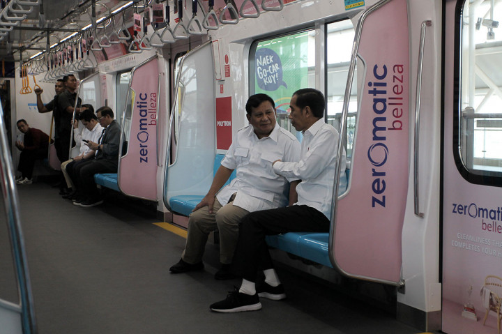 Kedua tokoh bangsa tersebut kemudian naik MRT menuju Stasiun Senayan, Jakarta Selatan. Di sepanjang perjalanan Jokowi dan Prabowo nampak berbincang-bincang santai yang diselingi canda dan tawa. Antara Foto/Wahyu Putro A