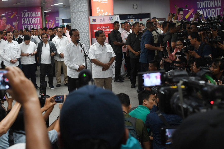 Jokowi dan Prabowo kemudian menggelar konferensi pers. 