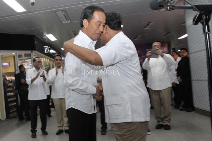Di akhir konferensi pers, Jokowi dan Prabowo kemudian saling berpelukan. Tepuk tangan dan teriakan 