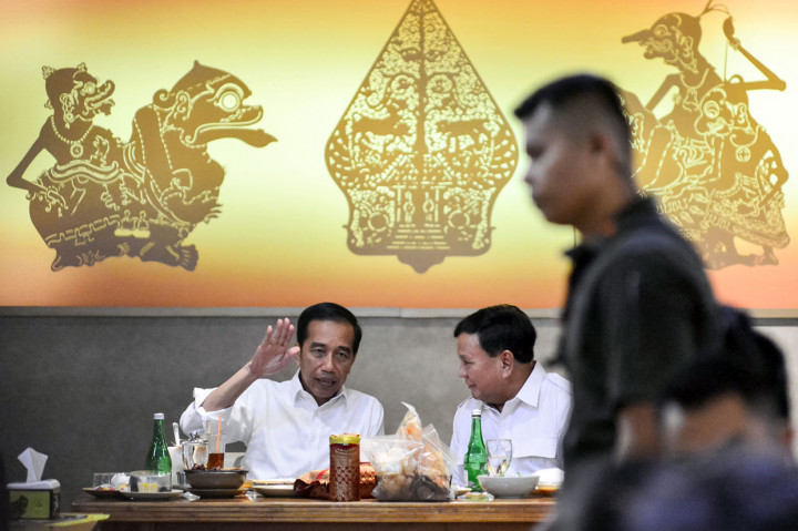 Usai menggelar konferensi pers, Jokowi dan Prabowo makan sate bersama sebagai menu santap siang di salah satu pusat perbelanjaan di Senayan. AFP/Ran Raphael