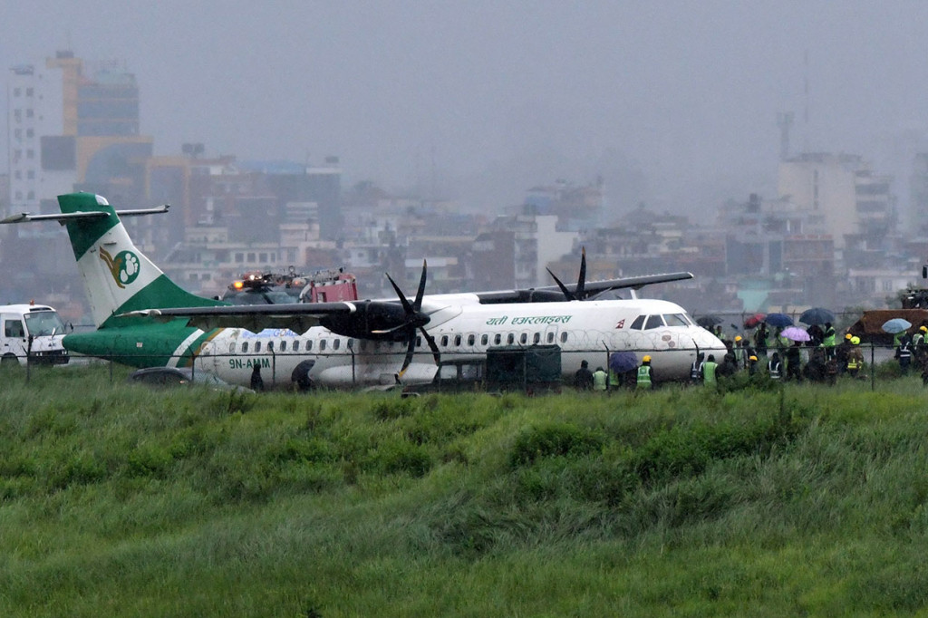 Satu-satunya bandara internasional di Nepal tersebut ditutup Jumat, setelah sebuah pesawat tergelincir dari landasan pacu yang baru saja diperbaiki. Kecelakaan tersebut melukai dua orang.