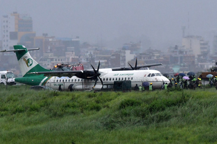 Satu-satunya bandara internasional di Nepal tersebut ditutup Jumat, setelah sebuah pesawat tergelincir dari landasan pacu yang baru saja diperbaiki. Kecelakaan tersebut melukai dua orang.