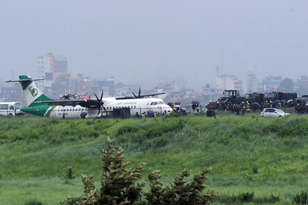 Yeti Airlines ATR 72-500 yang terbang dari Nepal selatan tiba di Kathmandu dengan 66 penumpang, tergelincir keluar landasan sekitar 15 meter ke rumput. Dua orang luka-luka akibat kejadian tersebut.