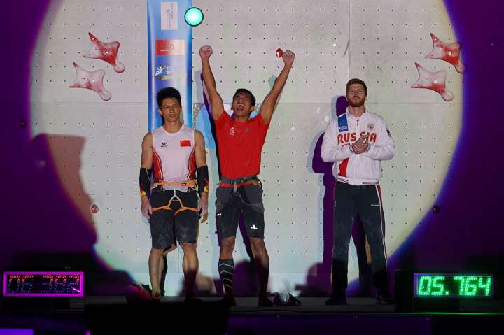 Atlet panjat tebing Indonesia Alfian M Fajri (tengah) melakukan selebrasi saat penyerahan medali babak final nomor rekor kecepatan dunia Kejuaraan dunia panjat tebing di Chamonix, Prancis, Jumat, 12 Juli 2019 malam waktu setempat.