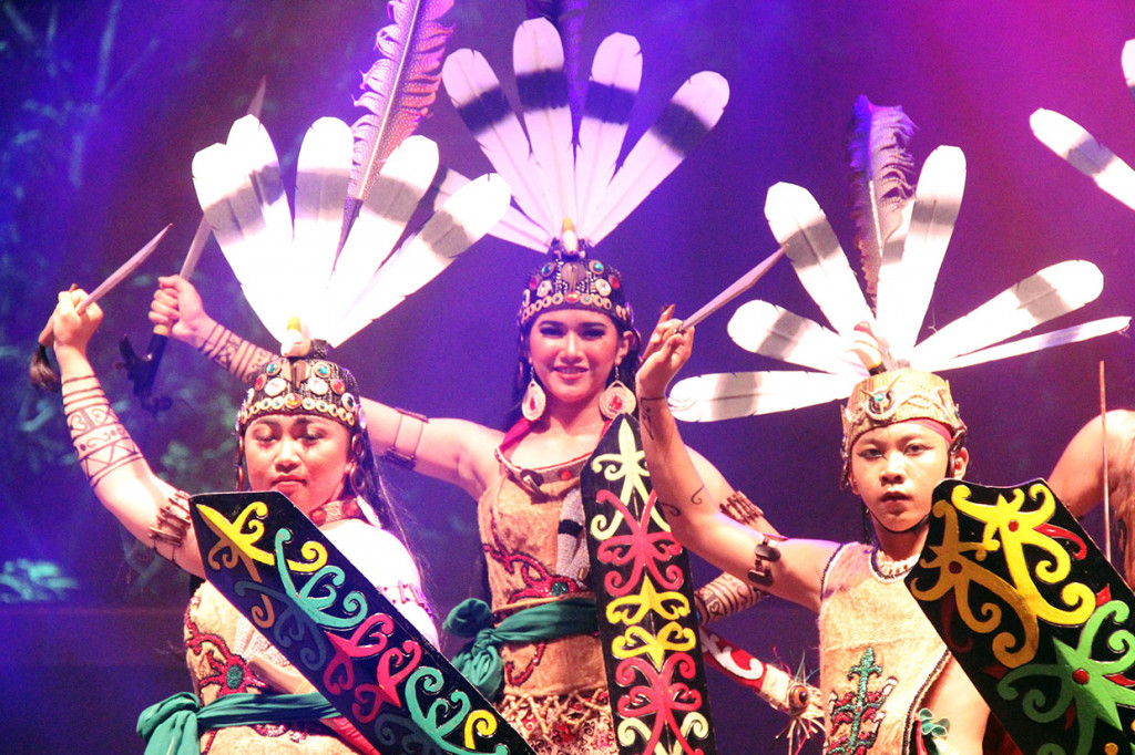 Memulai debut perdananya di panggung internasional pada ajang RWMF 2019, Jumat, 12 Juli 2019 malam, Spirit of Hornbill yang beranggotakan 11 orang ini membawakan Tarian Mandau Talawang, yang mengisahkan tentang kehebatan prajurit Suku Dayak (Ngaju) Pedalaman Kalimantan yang memiliki semangat juang prajurit Dayak dalam membela Tanah Air, harkat, dan martabat mereka.