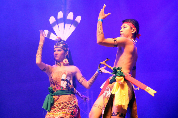 Tarian ini memperlihatkan keahlian para prajurit Suku Dayak Pedalaman Kalimantan dalam memainkan/menggunakan senjata khas mereka yang berguna dalam menghadapi serangan musuh atau pun binatang buas yang akan menyerang sehingga mereke memiliki sikap kewaspadaan dan kesiagaan di medan pertempuran. 