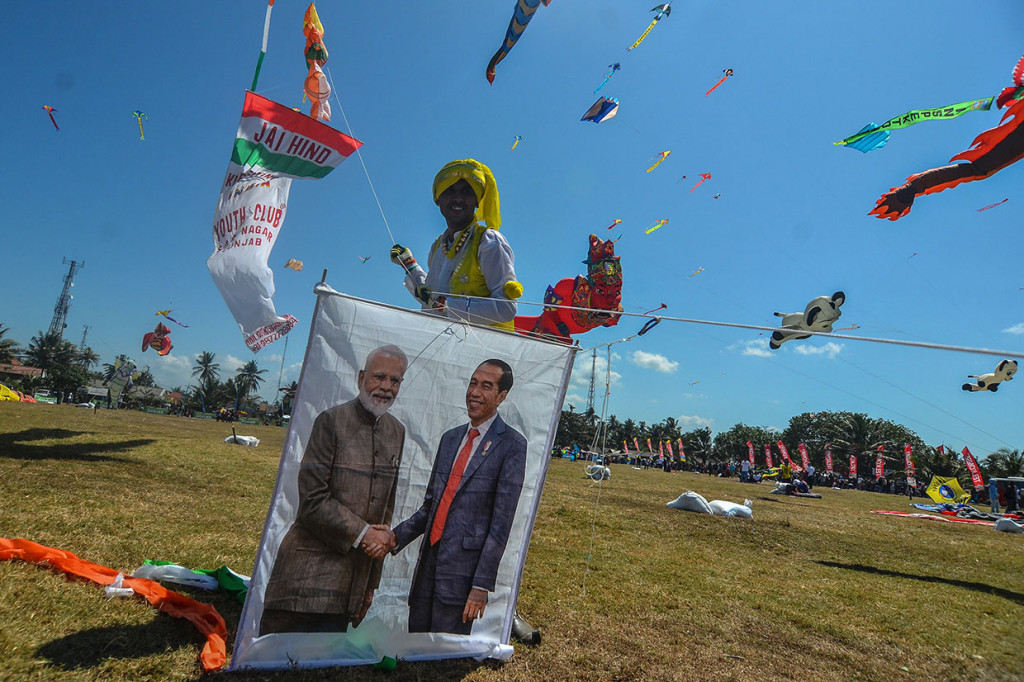Peserta dari India bersiap menerbangkan layang-layang pada festival layang-layang Internasional, Pangandaran Internasional Kite Festival (PIKF) di Lapang Katapangdoyong, Kabupaten Pangandaran, Jawa Barat, Sabtu, 13 Juli 2018. 