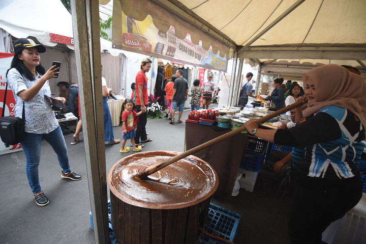 Dodol betawi, jajanan khas masyarakat Betawi hadir di salah satu stan Festival Pasar Baru 2019 yang digelar di Jalan Antara, Pasar Baru, Jakarta. Pengunjung pun bisa mencoba mengaduk dodol betawi. 