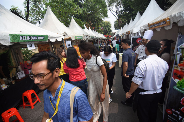 Festival dengan tema 'Warna-warni Pasar Baru Dalam Festival' tersebut diselenggarakan dalam rangka memeriahkan HUT ke-492 DKI Jakarta.