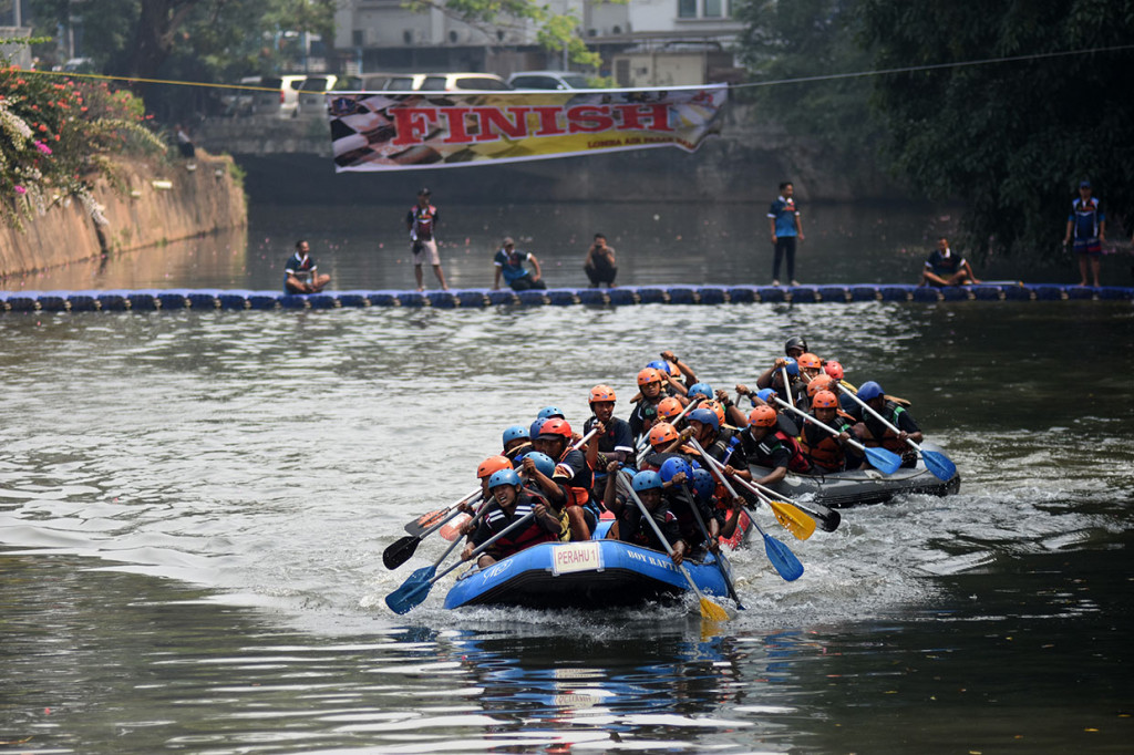 Festival Pasar Baru juga dimeriahkan lomba dayung yang diikuti perwakilan warga, petugas PPSU, Damkar, dan Satpol PP se-Jakarta Pusat.