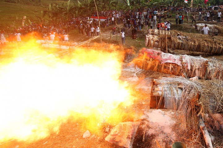 Desa Suka Mulya dan Desa Suka Makmur unjuk gigi untuk membuat kuluwung. Sebanyak 30 kuluwung dijajarkan di area perbukitan Cikeruh dan dinyalakan bergantian yang suaranya membahana ke segala penjuru desa tersebut.