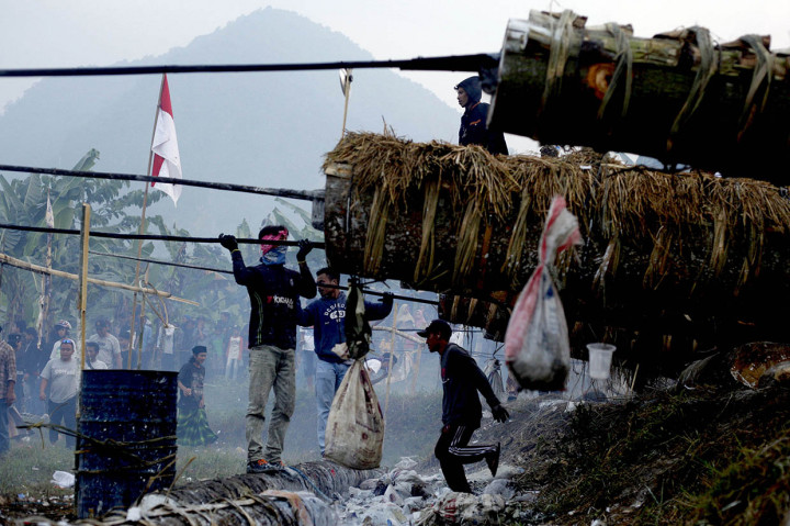 Dalam tradisi itu, kedua desa memamerkan suara ledakan dari meriam buatannya yang bahan bakunya bersumber dari bahan cairan karbit yang dimasukkan ke dalam kuluwung atau meriam. 