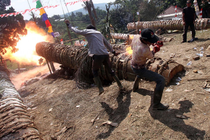 Suara dan ledakan yang lebih kencang daripada lainnya menjadi kebanggaan khusus bagi desa tersebut. Hal yang ditunjukkan dari aksi tersebut hanya suara dentuman saja, tidak ada material yg dikeluarkan dari kuluwung tersebut, sehingga relatif tidak membahayakan. 