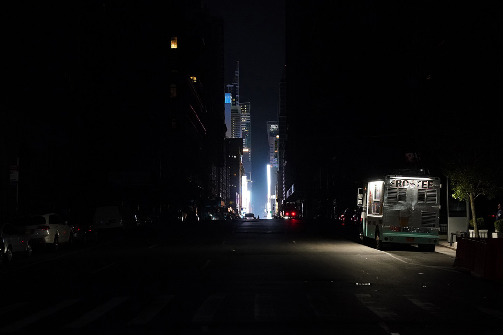 Dinas Pemadam Kebakaran New York mengaku sedang mengatasi titik api di sebuah trafo kelistrikan di Manhattan, yang diyakini sebagai penyebab utama pemadaman listrik. Afp Photo/Timothy A.Clary
