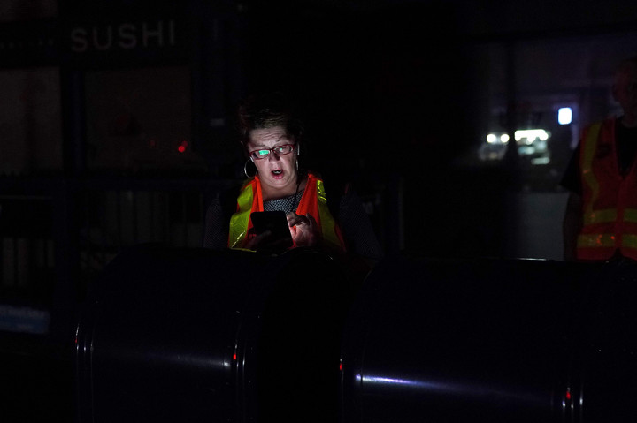 Layanan kereta bawah tanah terhenti dan pusat kota Manhattan, termasuk Rockefeller Center yang ikonik dan Times Square, berubah menjadi gelap. Afp Photo/Johannes Eisele