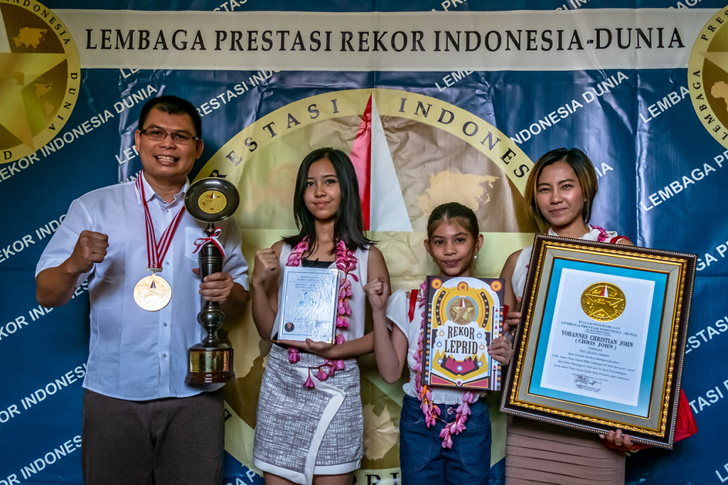 Mantan petinju Indonesia, Chris John (kiri) berpose bersama keluarga seusai mendapatkan penghargaan 'The Legend Award' dari Lembaga Prestasi Indonesia-Dunia (LEPRID) di Semarang, Jawa Tengah.
