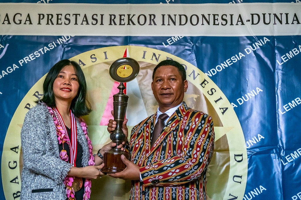 Lembaga Prestasi Indonesia-Dunia (LEPRID) juga memberikan piagam penghargaan  kepada promotor tinju Elisabeth Liu.