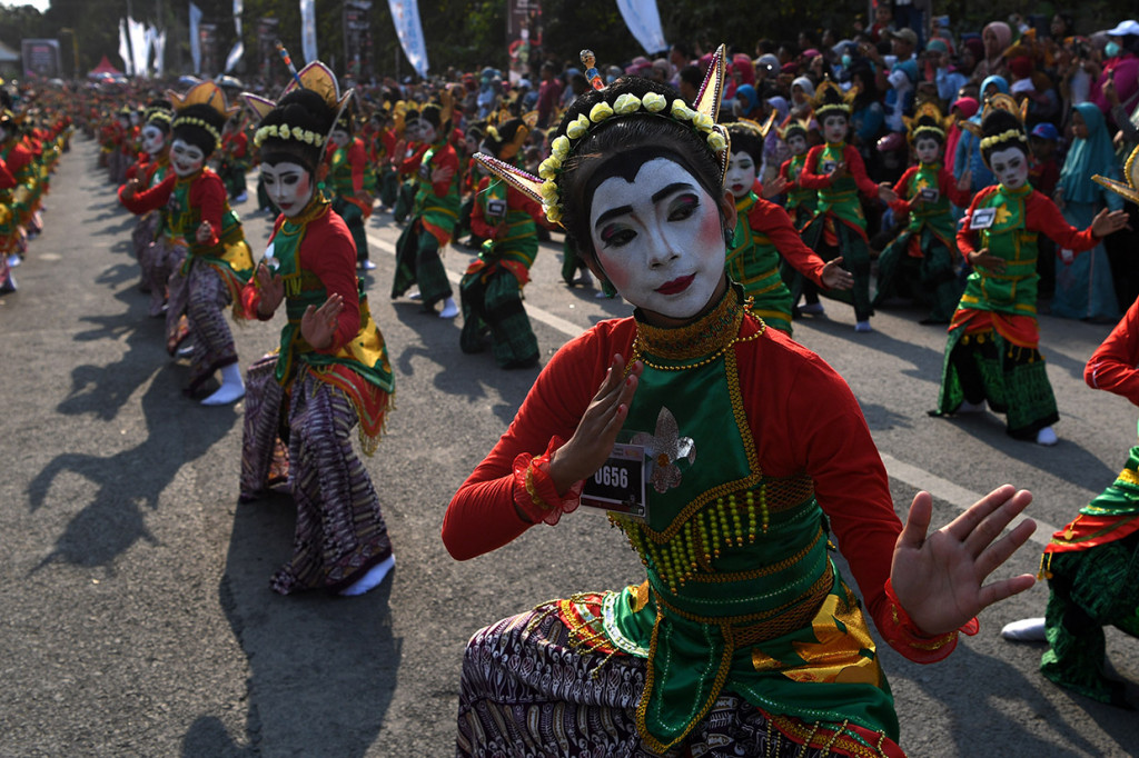 Penari Thengul tampil pada pegelaran Bojonegoro Thengul International Folklore 2019 di Bojonegoro, Jawa Timur.