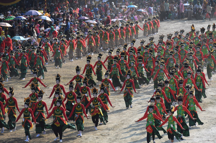 Pegelaran yang bertujuan memperkenalkan Tari Thengul sebagai ikon budaya Bojonegoro tersebut menampilkan sedikitnya 2.019 penari Thengul.