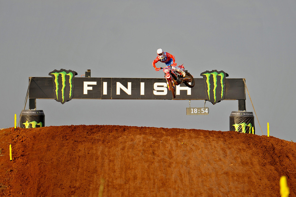 Aksi crosser asal Slovenia Tim Gajser pada kejuaraan dunia Motocross Grand Prix (MXGP) seri ke-12, di kawasan Bukit Semarang Baru (BSB) Mijen Semarang, Jawa Tengah.