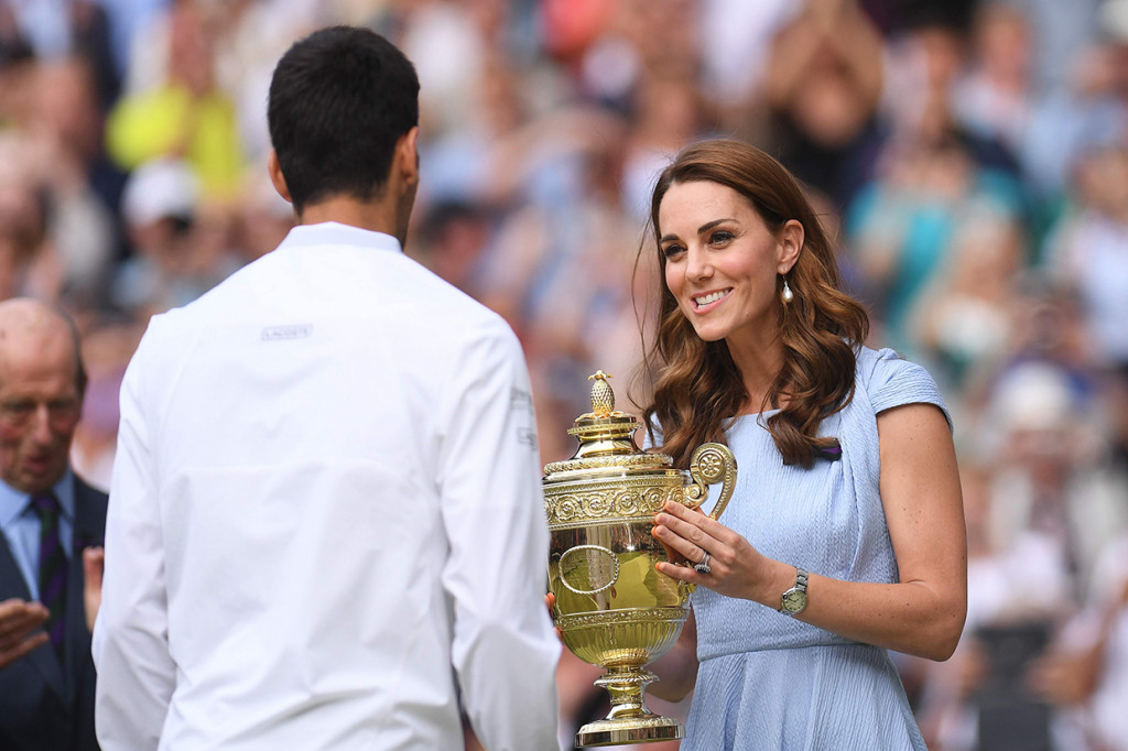 Novak Djokovic menerima trofi dari Duchess of Cambridge Catherine 'Kate' Middleton, usai menjuarai tunggal putra Wimbledon 2019. Afp Photo/Laurence Griffiths